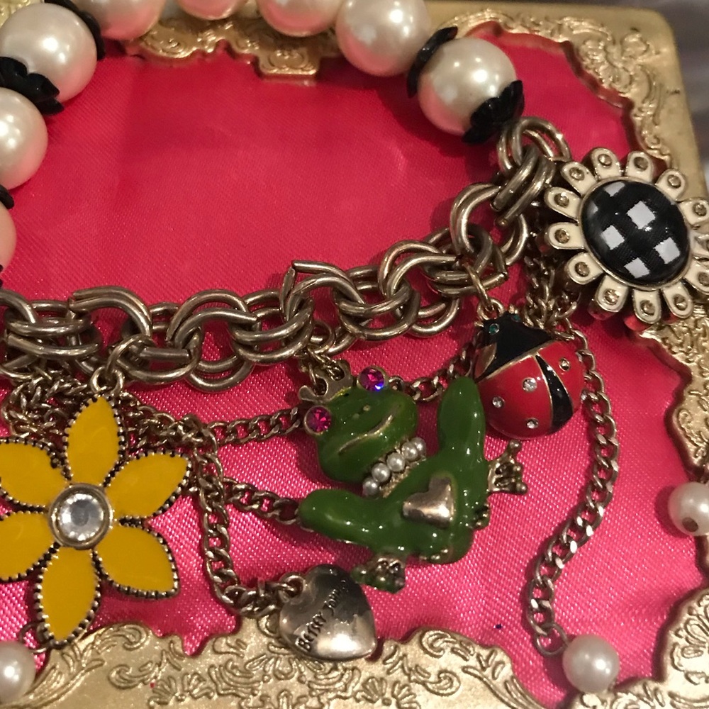 Betsey Johnson pearl frog prince daisy flower crystal charm bracelet vintage